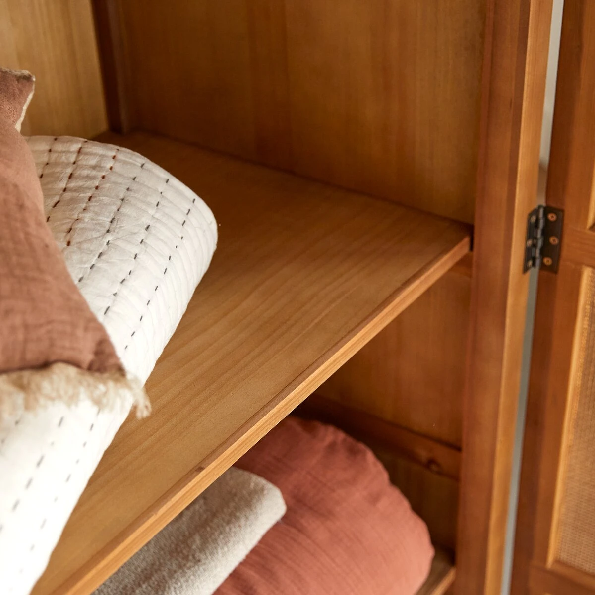 Ninon - Armoire De Rangement En Pin Et Cannage 2 Ninon - Armoire De Rangement En Pin Et Cannage – Image 2