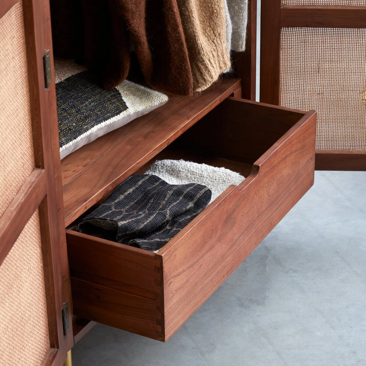 Lisbeth - Armoire En Orme Et Cannage 4 Lisbeth - Armoire En Orme Et Cannage – Image 4