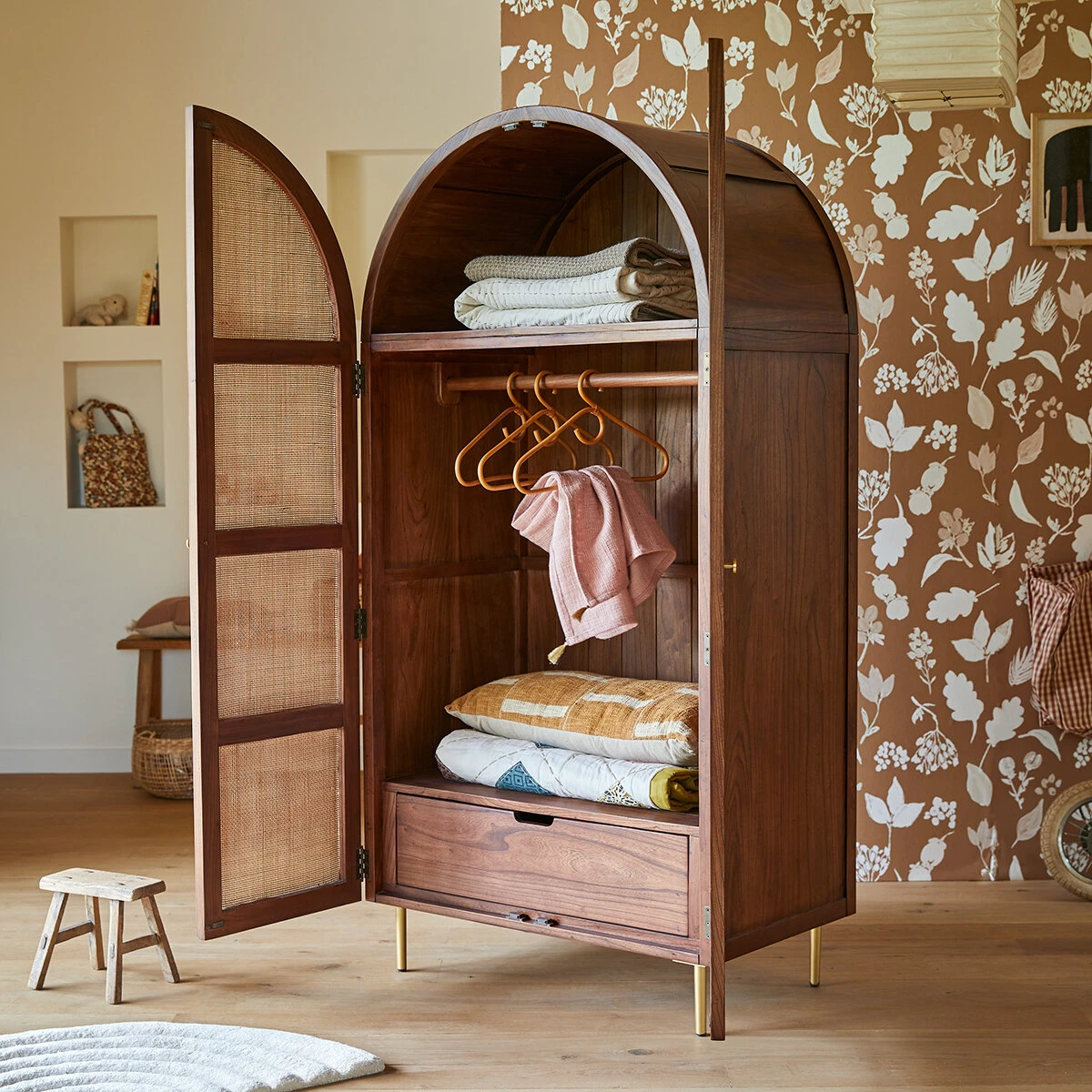 Lisbeth - Armoire En Orme Et Cannage 5 Lisbeth - Armoire En Orme Et Cannage – Image 5