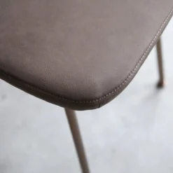 Yutapi - Chaise Mohawk Choco En Chêne Massif -Homezia Soldes Boutique 1200 1200 chaise yutapi mohawk choco en chene massif 5