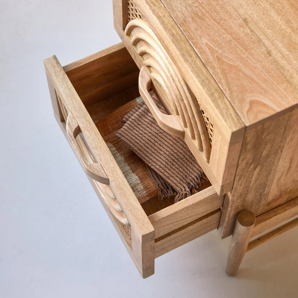 Sina - Chevet En Manguier Massif Et Rotin 2 Sina - Chevet En Manguier Massif Et Rotin – Image 2