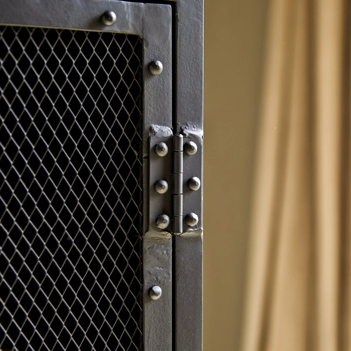 Alma - Colonne Grillagée En Métal 3 Alma - Colonne Grillagée En Métal – Image 3