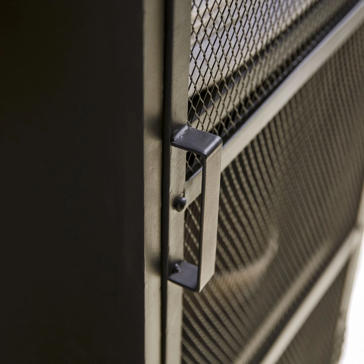 Alma - Colonne Grillagée En Métal 5 Alma - Colonne Grillagée En Métal – Image 5