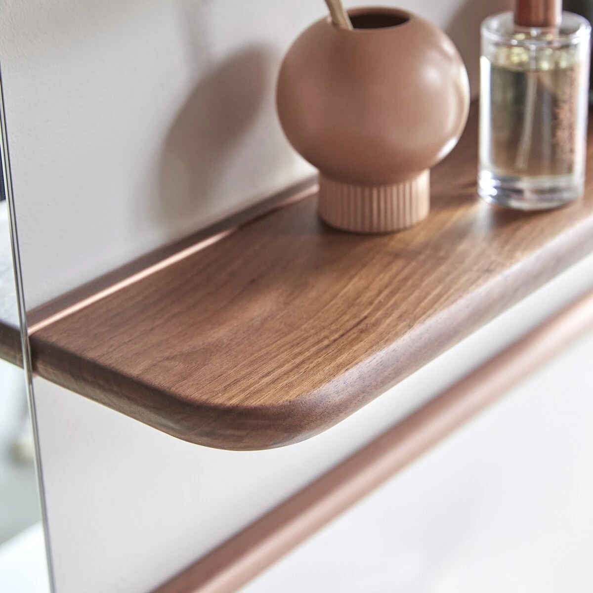 Félicie - Etagère Miroir En Noyer Et Laiton 3 Félicie - Etagère Miroir En Noyer Et Laiton – Image 3