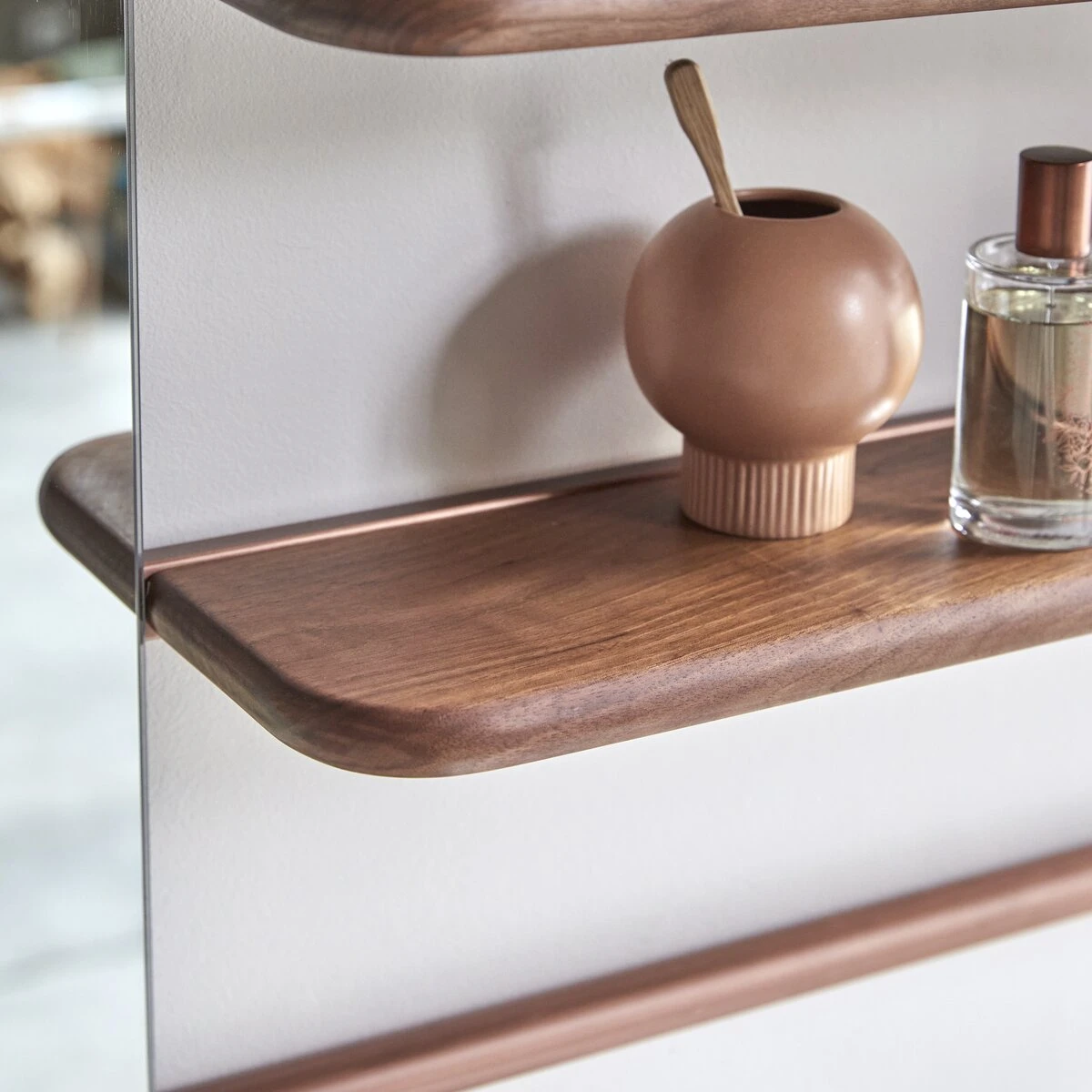 Félicie - Etagère Miroir En Noyer Et Laiton 5 Félicie - Etagère Miroir En Noyer Et Laiton – Image 5