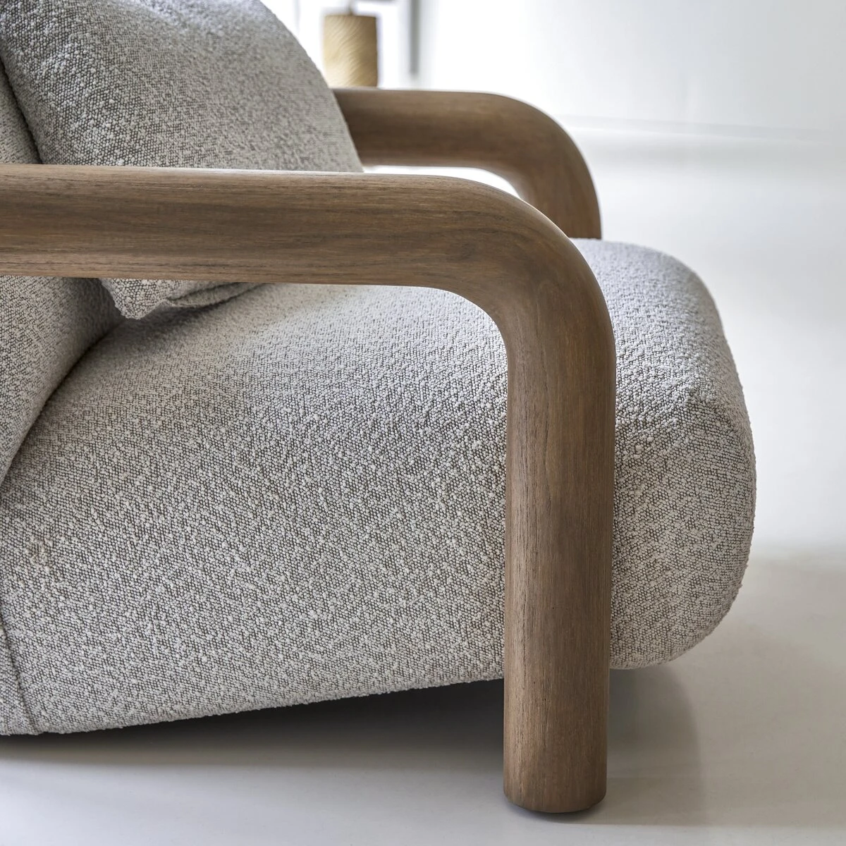 Nina - Fauteuil Bas En Mindi Massif Et Tissu écru 2 Nina - Fauteuil Bas En Mindi Massif Et Tissu écru – Image 2