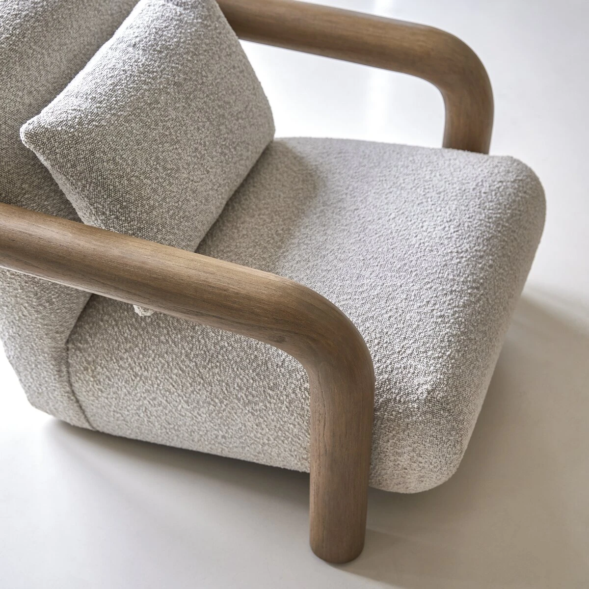 Nina - Fauteuil Bas En Mindi Massif Et Tissu écru 4 Nina - Fauteuil Bas En Mindi Massif Et Tissu écru – Image 4