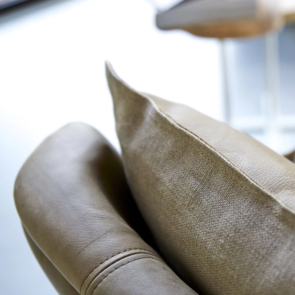 Woodnest - Fauteuil En Chêne Massif Et Cuir Cheyenne 2 Woodnest - Fauteuil En Chêne Massif Et Cuir Cheyenne – Image 2