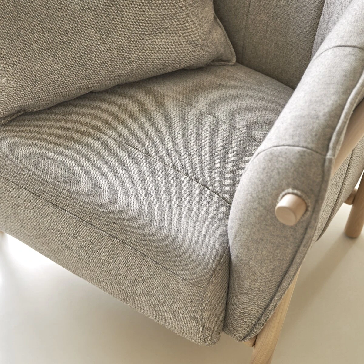 Yas - Fauteuil En Chêne Massif Et Tissu Gris 2 Yas - Fauteuil En Chêne Massif Et Tissu Gris – Image 2