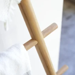 Carla - Porte Serviette En Teck Massif 9 Carla - Porte Serviette En Teck Massif -Homezia Soldes Boutique 1200 1200 porte serviette en teck massif carla 2