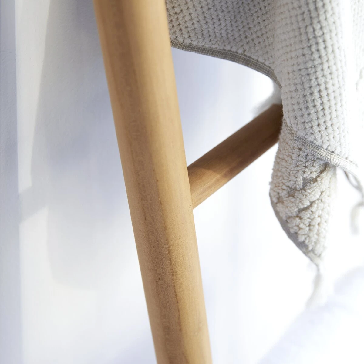 Carla - Porte Serviette En Teck Massif 7 Carla - Porte Serviette En Teck Massif – Image 7