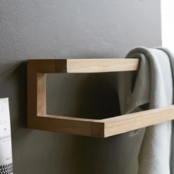 Léo - Porte Serviette Mural En Teck Massif -Homezia Soldes Boutique 1200 1200 porte serviette mural en teck massif leo 2