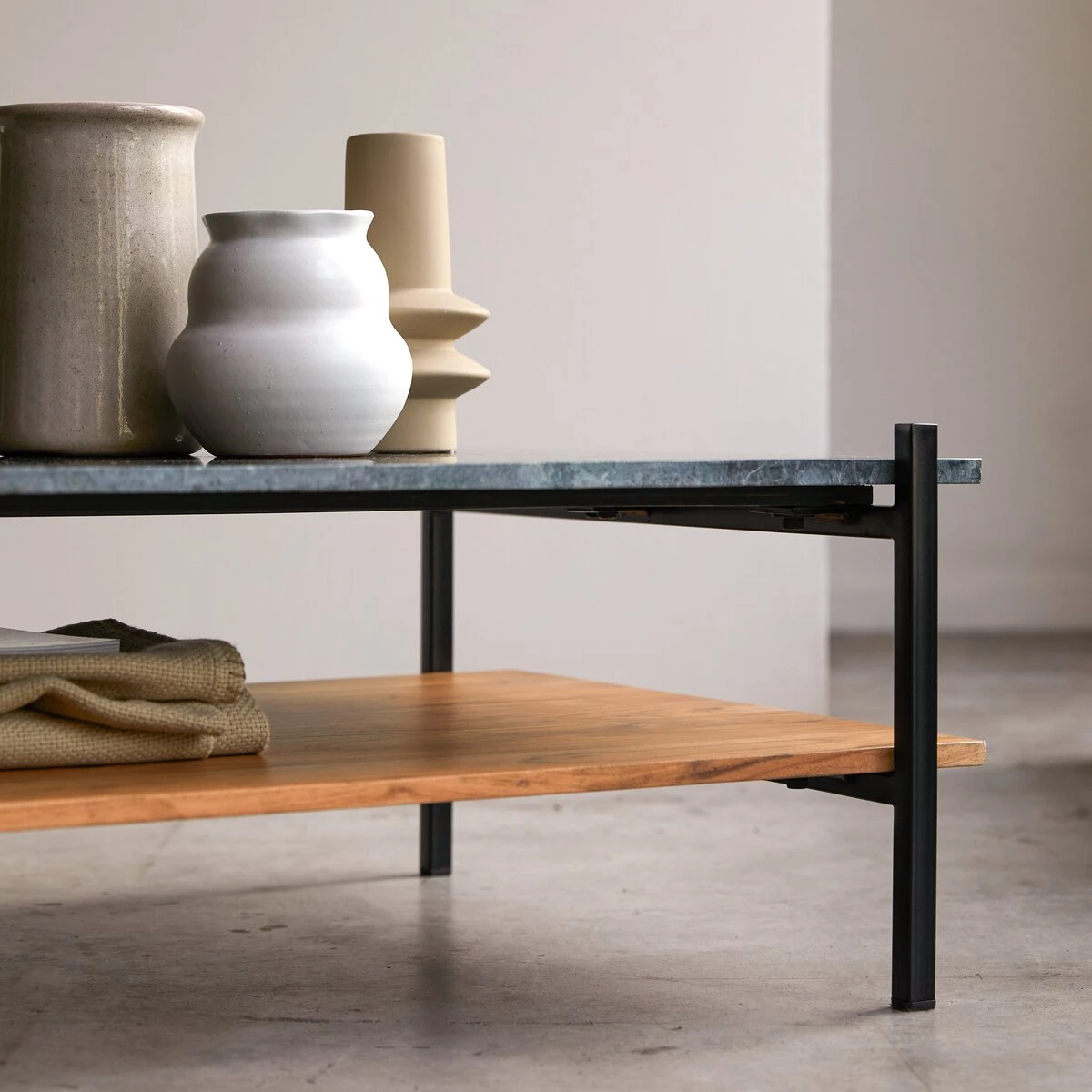 Edit - Table Basse En Acacia Massif Et Marbre 5 Edit - Table Basse En Acacia Massif Et Marbre – Image 5