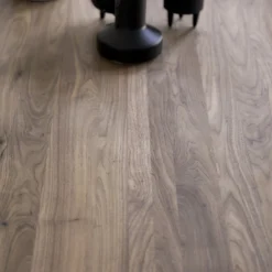 Esmée - Table En Noyer Massif 6/8 Pers. -Homezia Soldes Boutique 1200 1200 table en noyer massif esmee 6 8 pers 2