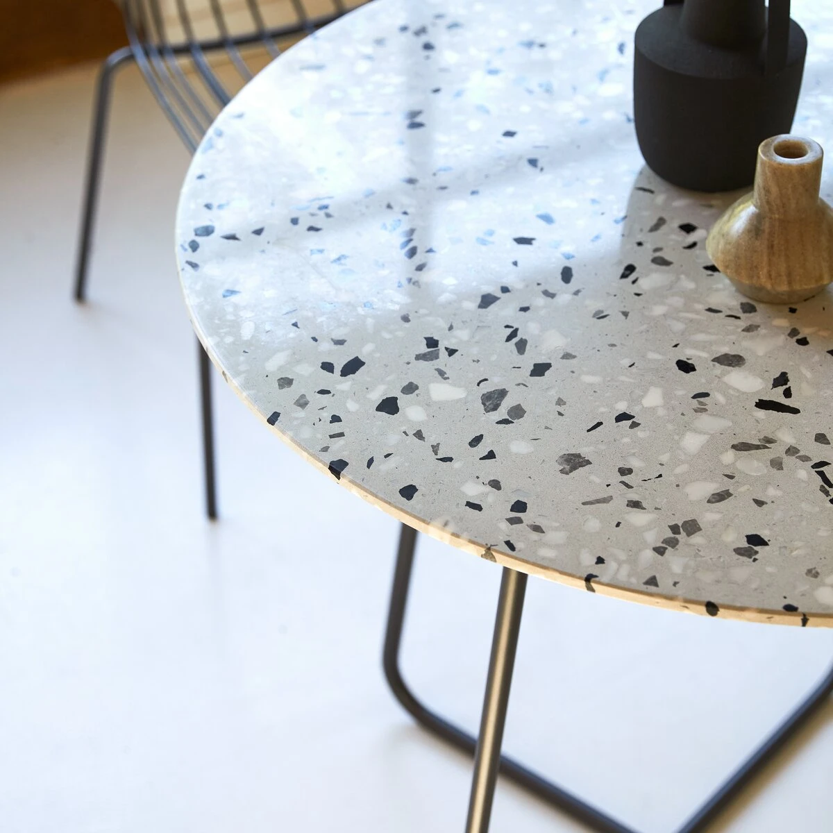 Elio - Table Ronde En Terrazzo Premium Et Métal Grey 4 Pers. 2 Elio - Table Ronde En Terrazzo Premium Et Métal Grey 4 Pers. – Image 2