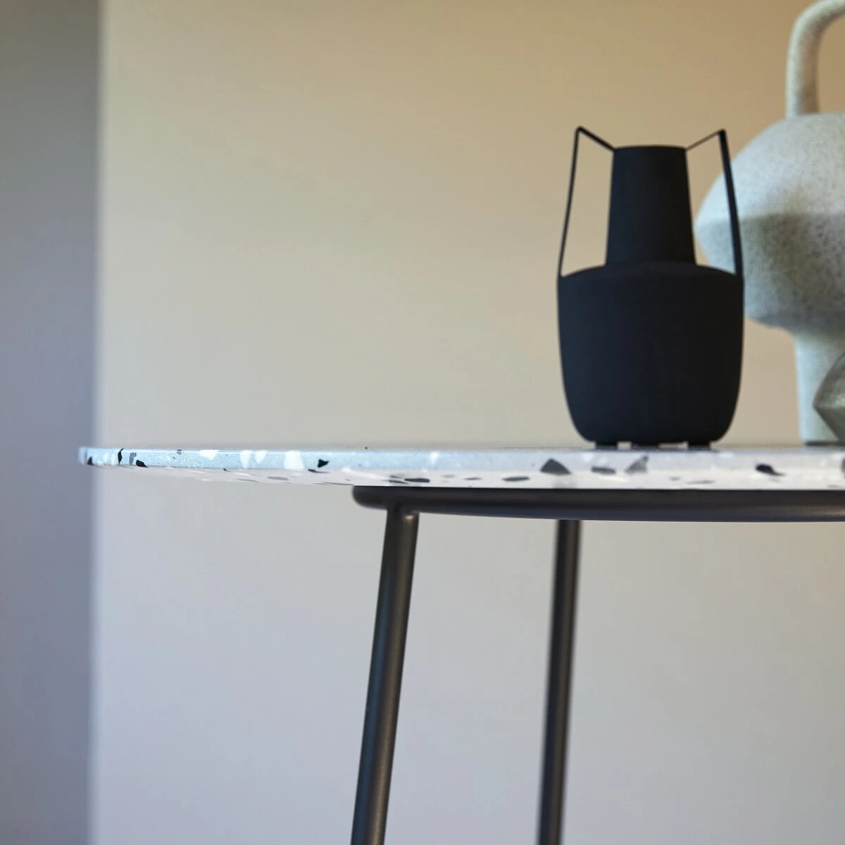 Elio - Table Ronde En Terrazzo Premium Et Métal Grey 4 Pers. 3 Elio - Table Ronde En Terrazzo Premium Et Métal Grey 4 Pers. – Image 3