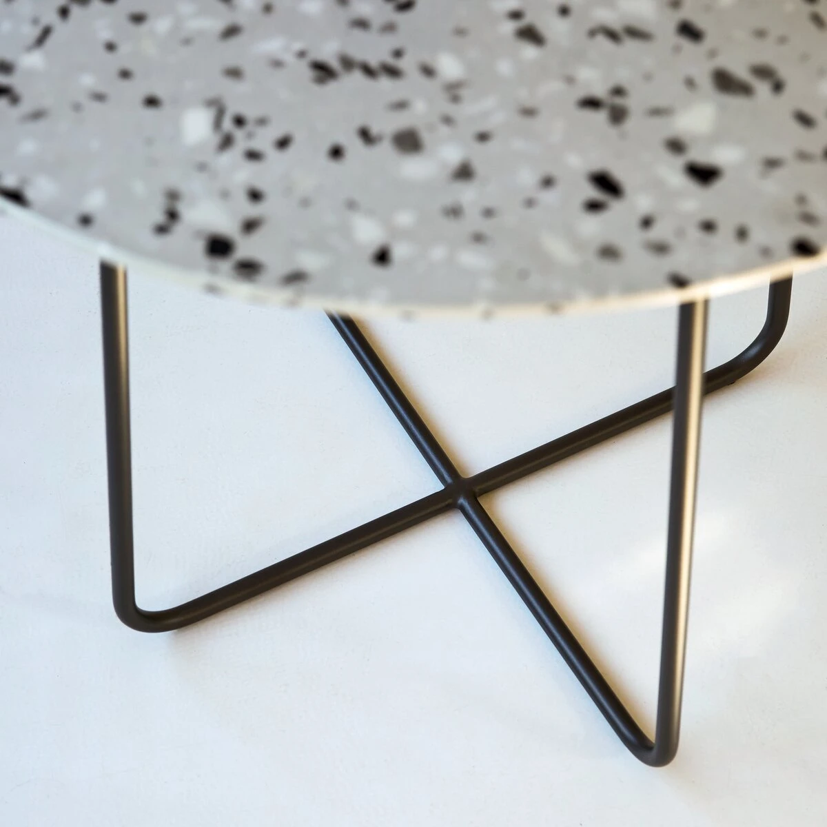 Elio - Table Ronde En Terrazzo Premium Et Métal Grey 4 Pers. 5 Elio - Table Ronde En Terrazzo Premium Et Métal Grey 4 Pers. – Image 5
