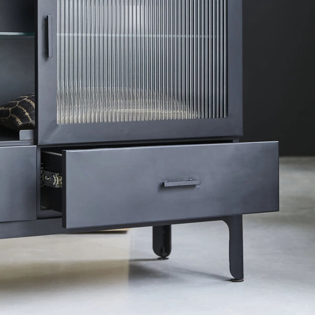 Emil - Vitrine Basse En Métal 2 Emil - Vitrine Basse En Métal – Image 2