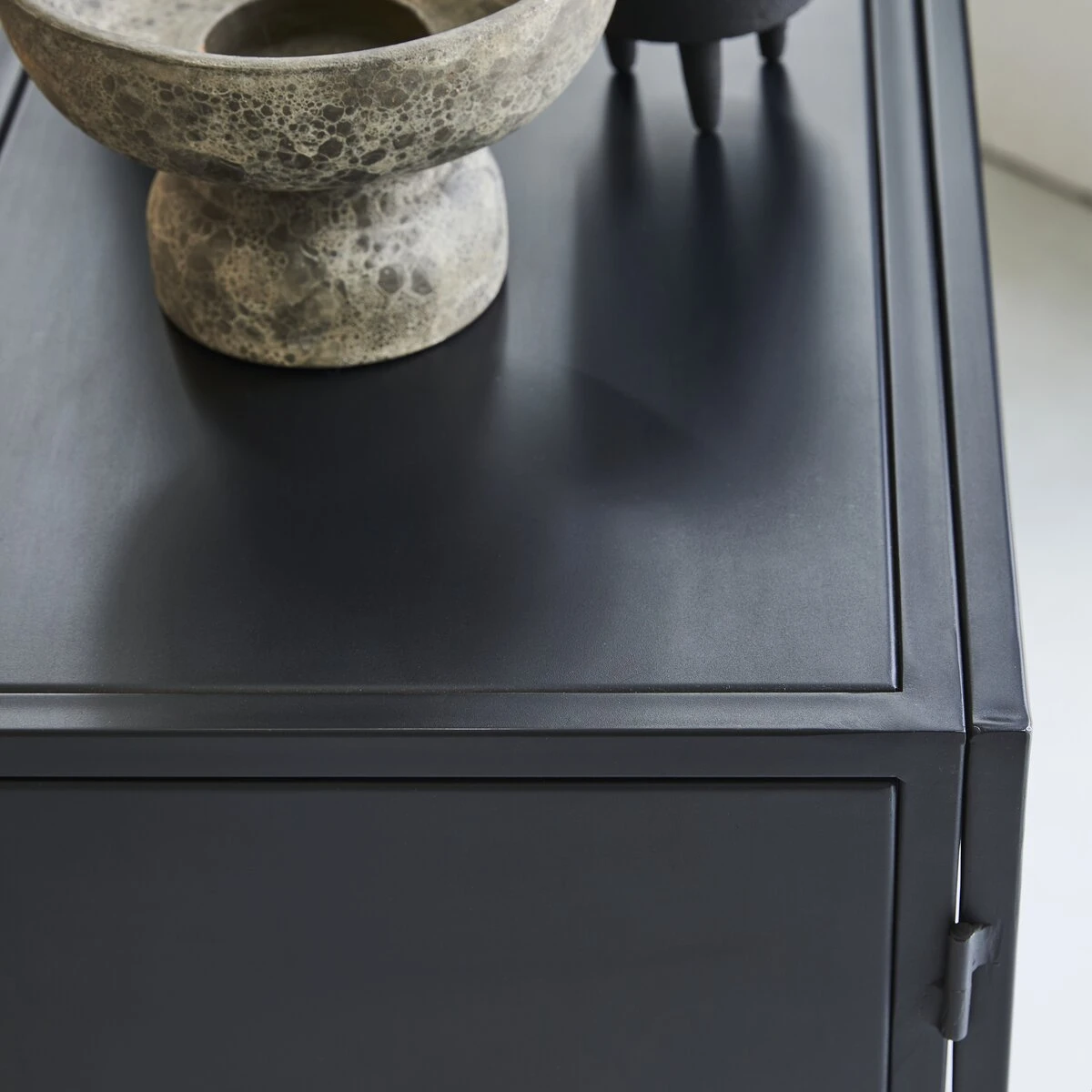 Emil - Vitrine Basse En Métal 3 Emil - Vitrine Basse En Métal – Image 3