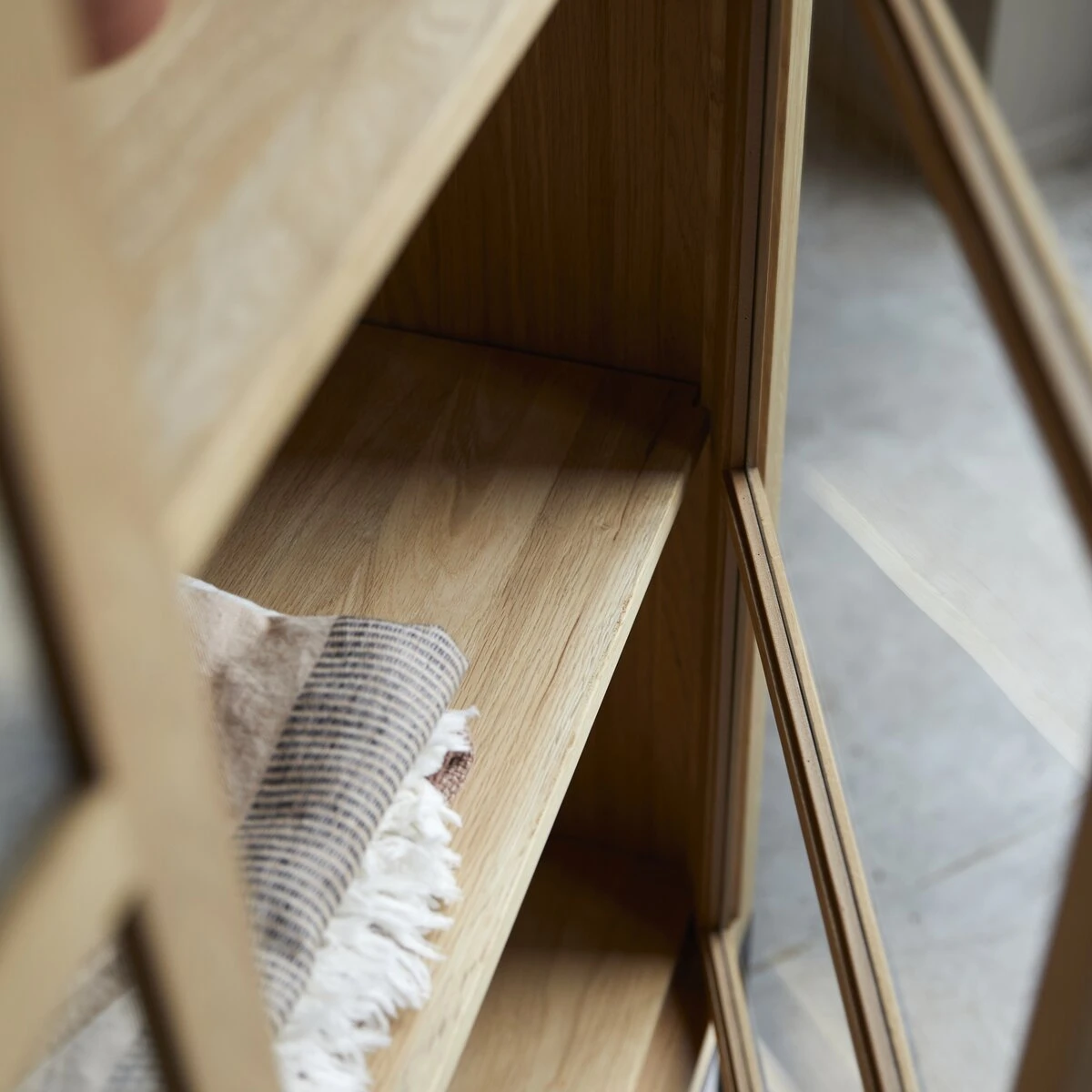 Babeth - Vitrine Haute En Chêne Massif 2 Babeth - Vitrine Haute En Chêne Massif – Image 2